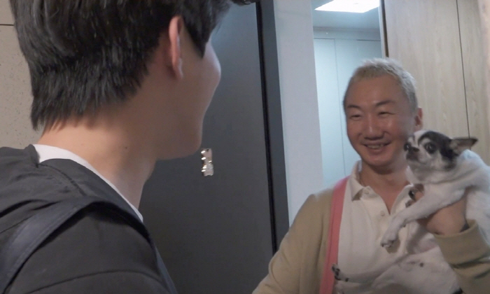 'The groom who is 50 years old late.' No-rain Lee Sung-woo, the first dog class to sing in a newlywed house