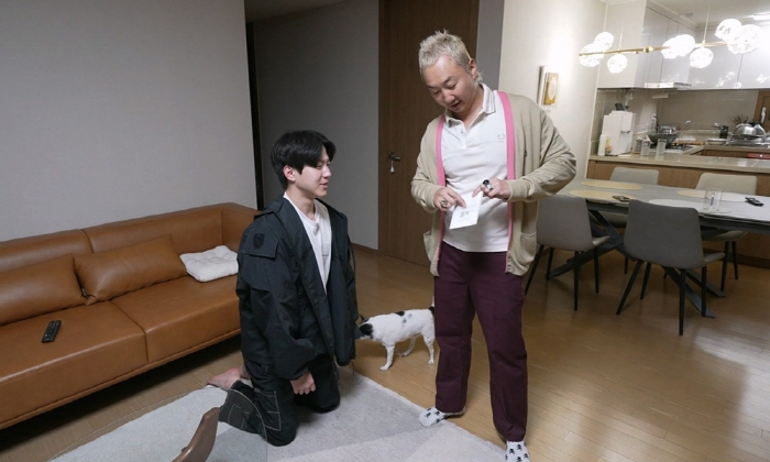'The groom who is 50 years old late.' No-rain Lee Sung-woo, the first dog class to sing in a newlywed house