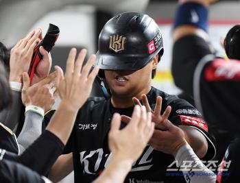 I can't let you go like this! Wow, KT is crazy → 66 tie at the bottom of the ninth inning against Hanwha! Go to extra time