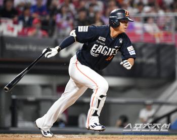 If you lose, it's over. 6 runs in the first inning! The starting pitcher left work in 10 minutes.. Hanwha hit KT with six runs in the top of the first inning
