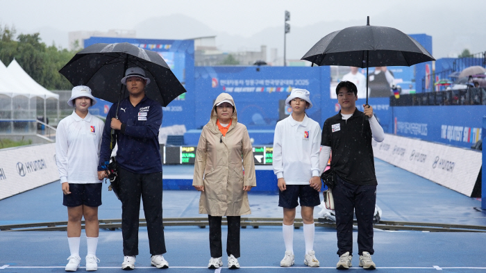  Ahn Tae-hwan, who is competing for the 3rd place in the compound