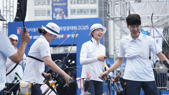  How dare the 女 Recurve team challenge us against shooting robots?