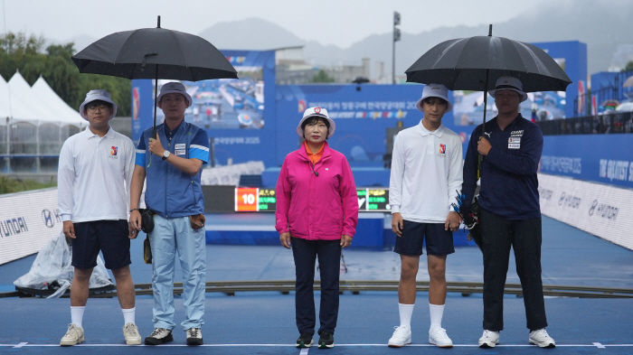  Kim Jong-ho and Ahn Tae-hwan ahead of Jung Mong-gu's compound semifinal match