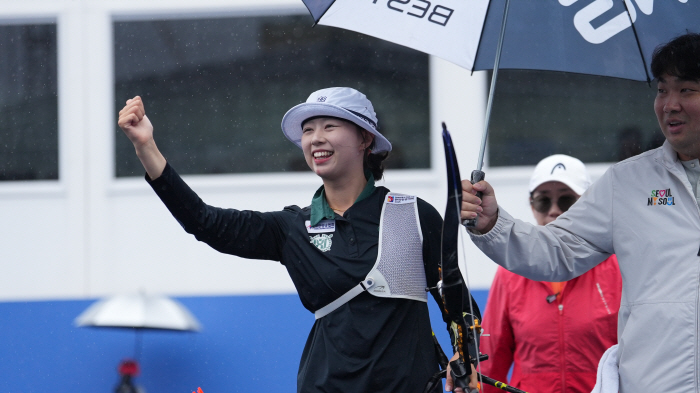  Lim Si-hyun clenching his fist to win the Jung Mong-gu Cup 女 Recurve!