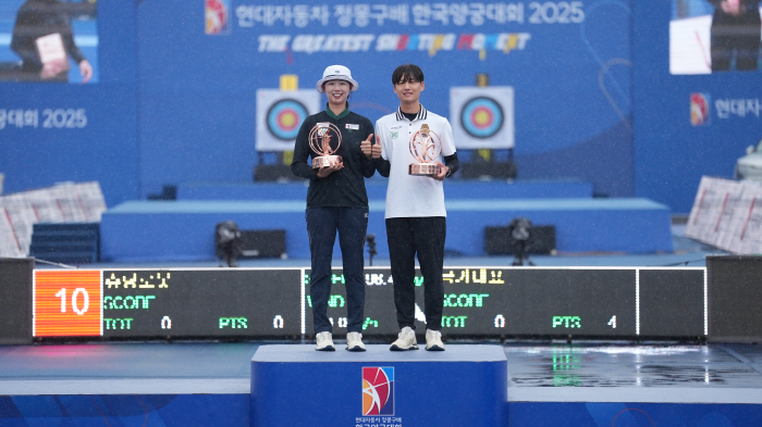  This is Lim Si-hyun, Kim Jong-woo, brother and sister from Han Sports University, who won the recurve of Jung Mong-gu Bae Nam!