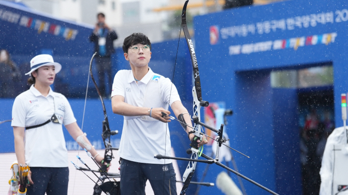  女 Recurve's representative Ansan shooting robot