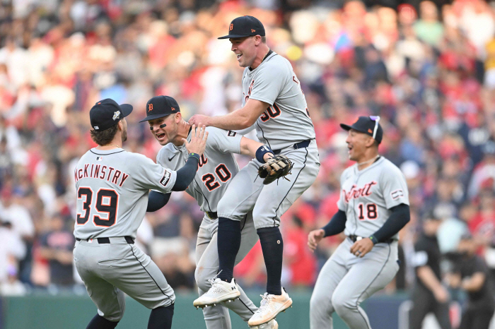 Seattle, you follow me to the roof! Disgrace for missing the Detroit district championship, washed up in the wild-card series. Defeat Cleveland to advance to Division Series
