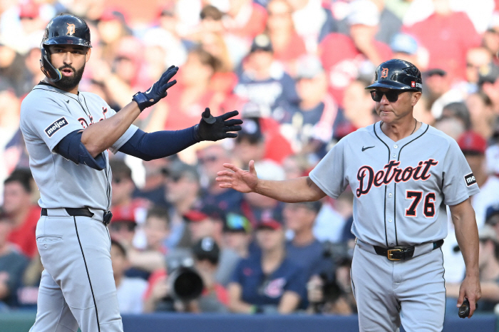 Seattle, you follow me to the roof! Disgrace for missing the Detroit district championship, washed up in the wild-card series. Defeat Cleveland to advance to Division Series