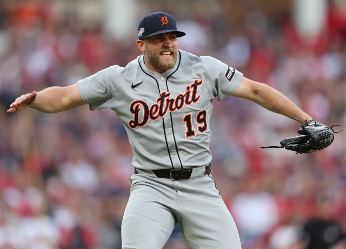 Seattle, you follow me to the roof! Disgrace for missing the Detroit district championship, washed up in the wild-card series. Defeat Cleveland to advance to Division Series
