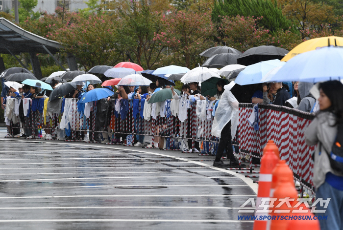 Waiting in the rain for in-person information, can Samsung fans hold the final match of the hot fan heart Gwangju?