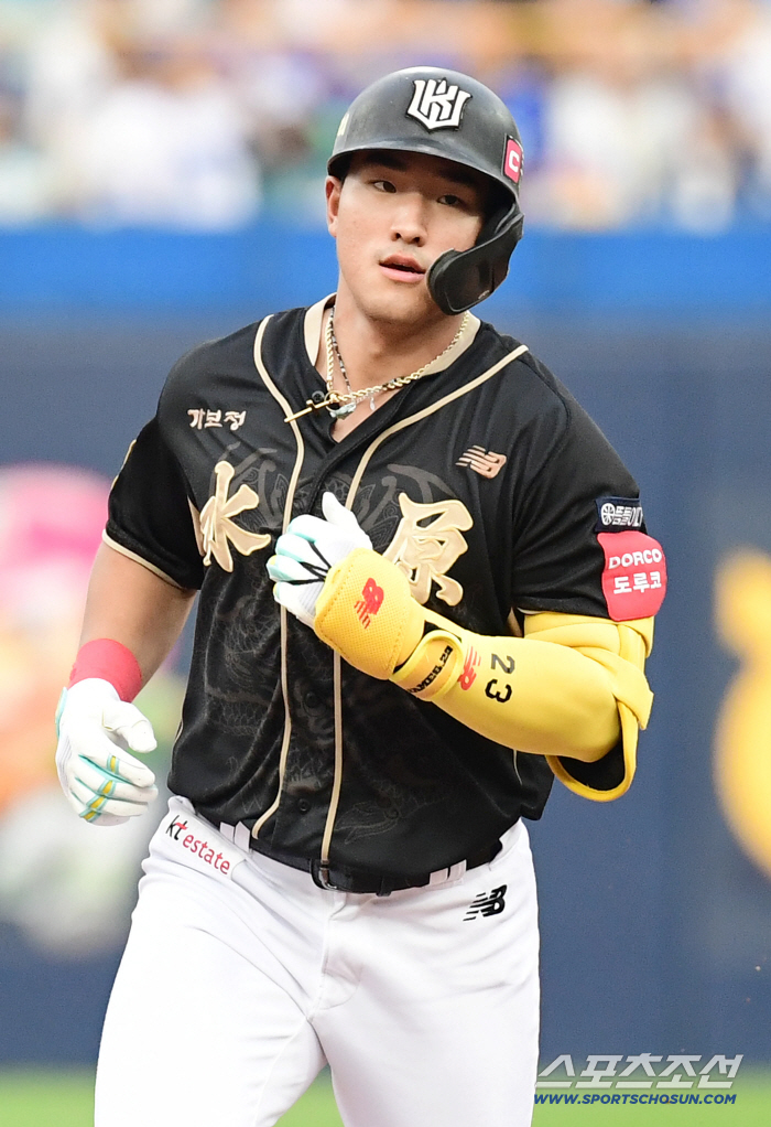 12.5 billion FA didn't turn it over...2G storm 6 hits on base, and this is why there is talk of the Rookie of the Year award