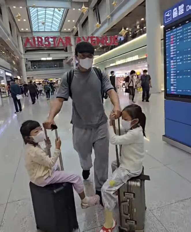 53-year-old Park Jin-young left her two kindergarten daughters in a carrier..a kind father in the world