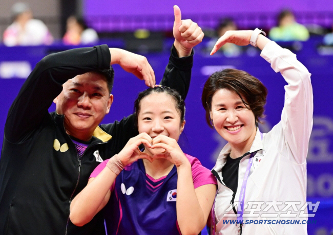 Beyond the Great Wall of West, the first smash in the 女 singles. Shin Yu-bin's table tennis became faster and stronger in the tiger cave