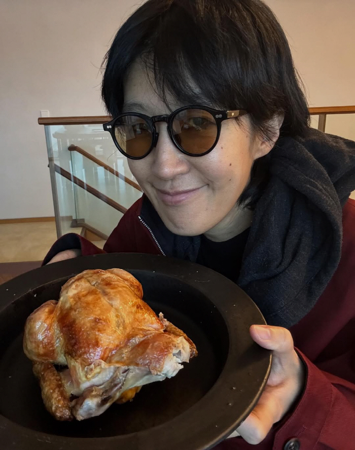 Hong Jin-kyung is 180cm tall and weighs 51kg, but she's going to eat it all because of stress