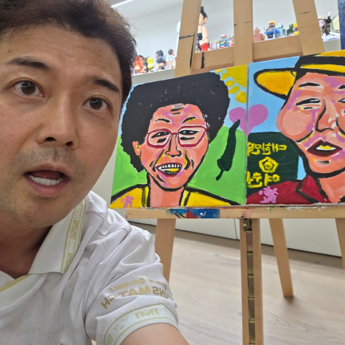 Jeon Hyun-moo's priceless, hand-painted portrait Park Na-rae is the best thing to do this year