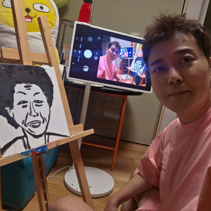 Jeon Hyun-moo's priceless, hand-painted portrait Park Na-rae is the best thing to do this year