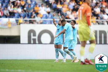  20 → 22 → 32 Cesinha's Daegu Crazy, PK 4 goals  1 exit, 32 thrilling wins by moonlight derby...11th place, Jeju by 6 points