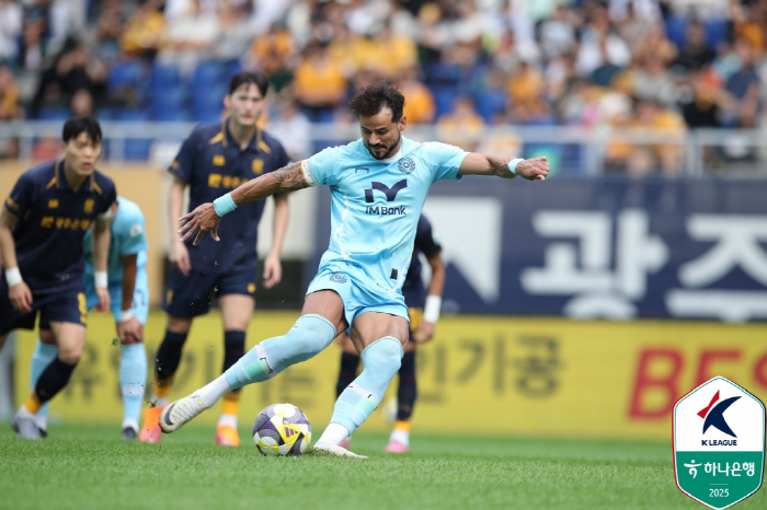  20 → 22 → 32 Cesinha's Daegu Crazy, PK 4 goals  1 exit, 32 thrilling wins by moonlight derby...11th place, Jeju by 6 points