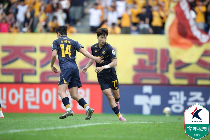  20 → 22 → 32 Cesinha's Daegu Crazy, PK 4 goals  1 exit, 32 thrilling wins by moonlight derby...11th place, Jeju by 6 points