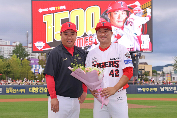 KIA's final match started with congratulations from the homeowner…Kim Tae-gun's 72nd 1,500-game Awards Ceremony