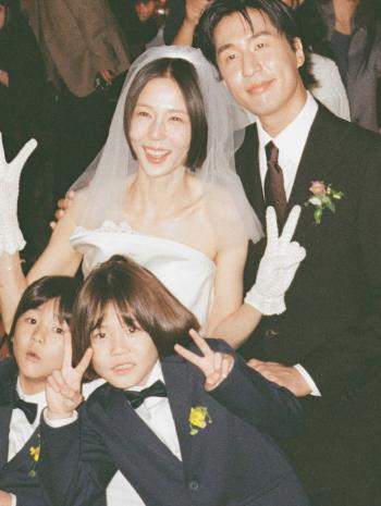 Kim Nayoung ♥ My Q, wedding scene..I walk in line with my two sons. 