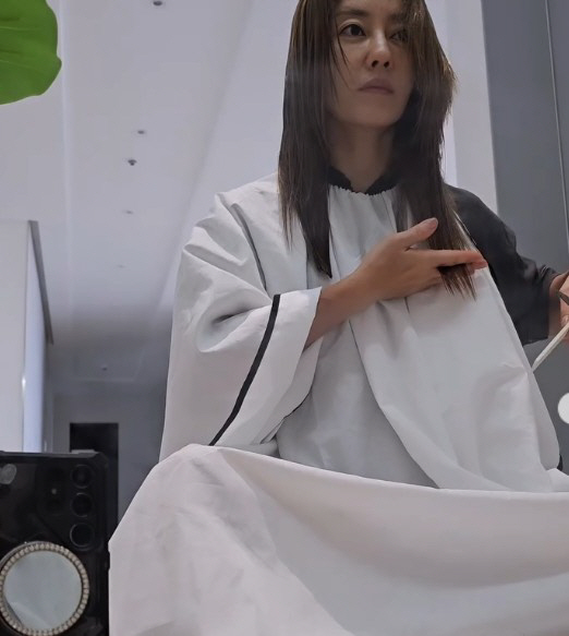 Lee Ji-hyun, who became a hairdresser, made a lot of reservationsIt's...I'm busy, so I'm going to dye my hair by myself