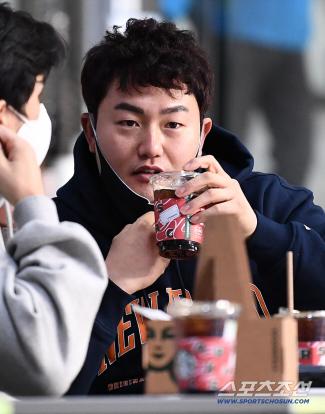 MLB career ended → KBO rookie at 36 from military due to injury? Is it realistic