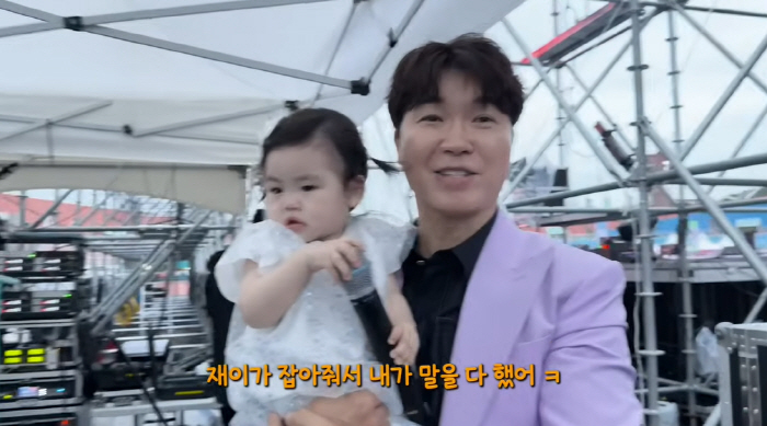 Park Soo-hong ♥ Kim Daye, 11-month-old daughter's natural talent, holding a microphone on a surprise stage, and even winking