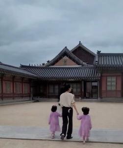 Sung Yu-ri went on a Chuseok outing with her three-year-old twin daughters..three fairy-like mothers and daughters