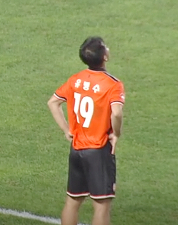 Yoo Byung-soo, a human victory over blood cancer, returned to the K League after 14 years!Suwon, which is tied with Incheon Bucheon, which beat Hwaseong, scored 10 points again 