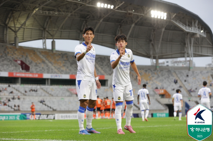 Yoo Byung-soo, a human victory over blood cancer, returned to the K League after 14 years!Suwon, which is tied with Incheon Bucheon, which beat Hwaseong, scored 10 points again 
