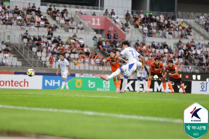 Yoo Byung-soo, a human victory over blood cancer, returned to the K League after 14 years!Suwon, which is tied with Incheon Bucheon, which beat Hwaseong, scored 10 points again 