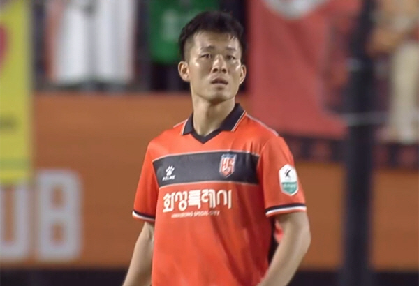 Yoo Byung-soo, a human victory over blood cancer, returned to the K League after 14 years!Suwon, which is tied with Incheon Bucheon, which beat Hwaseong, scored 10 points again 