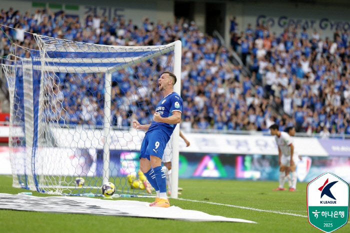 Yoo Byung-soo, a human victory over blood cancer, returned to the K League after 14 years!Suwon, which is tied with Incheon Bucheon, which beat Hwaseong, scored 10 points again 