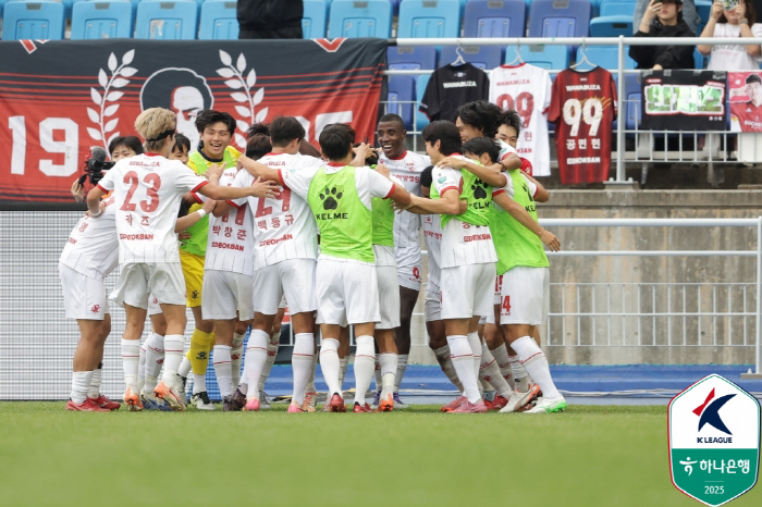 Yoo Byung-soo, a human victory over blood cancer, returned to the K League after 14 years!Suwon, which is tied with Incheon Bucheon, which beat Hwaseong, scored 10 points again 