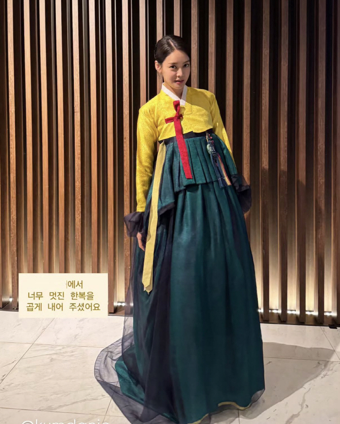 Ahn Hyun-mo dressed up in Hanbok and said hello to Chuseok, 'Have a healthy Chuseok.'