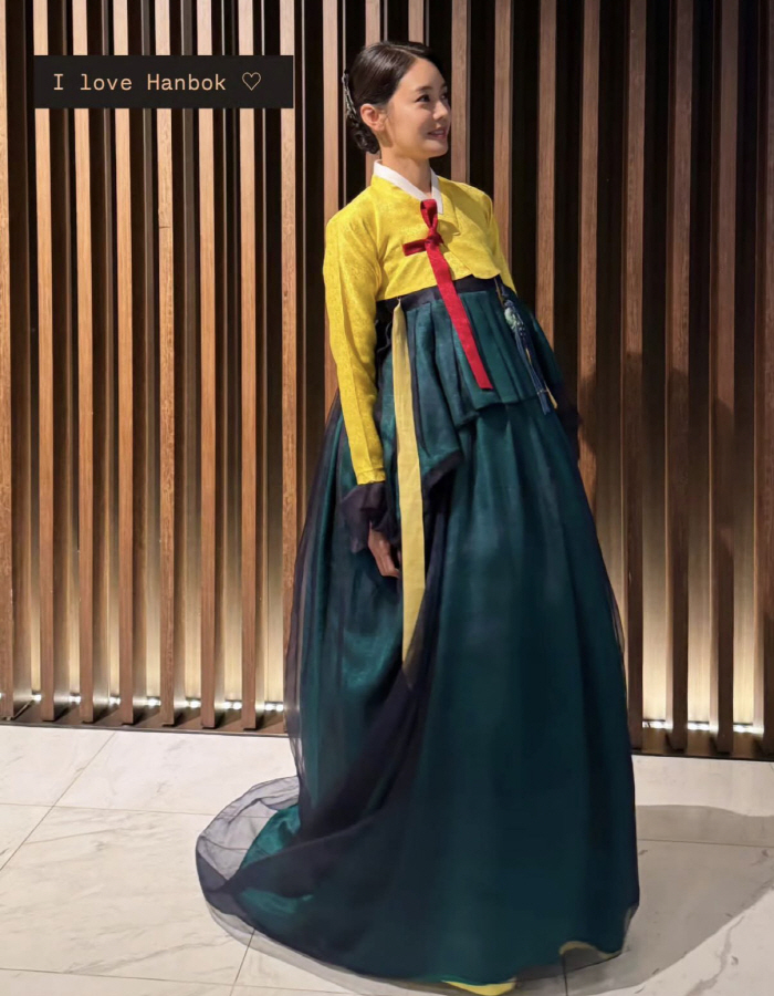 Ahn Hyun-mo dressed up in Hanbok and said hello to Chuseok, 'Have a healthy Chuseok.'