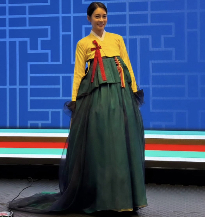 Ahn Hyun-mo dressed up in Hanbok and said hello to Chuseok, 'Have a healthy Chuseok.'