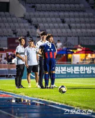 I told him to be careful like a professional Apologies for visiting Jeju supporters' seats with Aejeja Sabak → The dignity of Sharp Kim Eun-joong, who educated him deeply