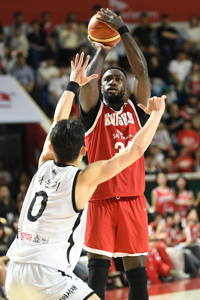 Kim Sun-hyung Derby 38 points explosion Jamil Warney finished...Seoul SK, Suwon KT 10464 Overpowering KT for 2 consecutive wins (Roundup)
