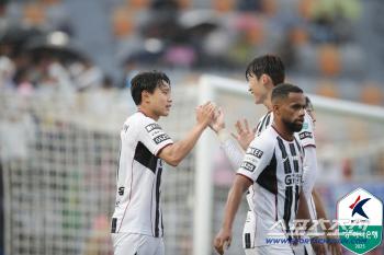 Luan's first goal → Cho Young-wook's equalizer Suwon Seoul's blood-throwing end 1 to 1 draw → Lee Ha-ri X Seoul virtually confirmed the top water 
