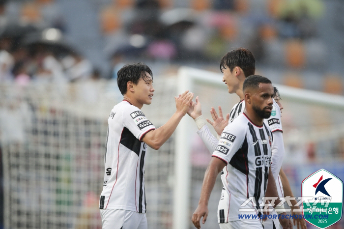 Luan's first goal → Cho Young-wook's equalizer Suwon Seoul's blood-throwing end 1 to 1 draw → Lee Ha-ri X Seoul virtually confirmed the top water
