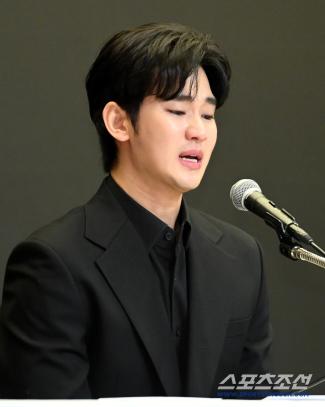 Kim Soo-hyun Denies Dating Kim Saeron as a Minor