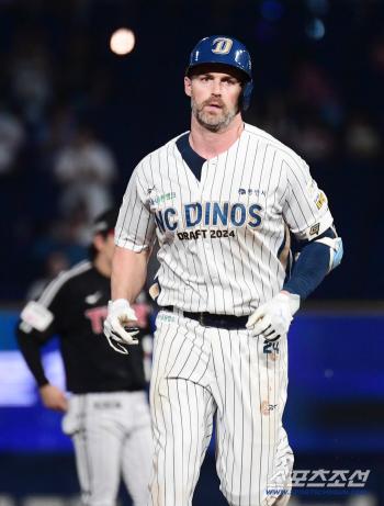 There is no justification for an investment of 2.4 billion won for second place in home runs as amazing as a miracle fall baseball