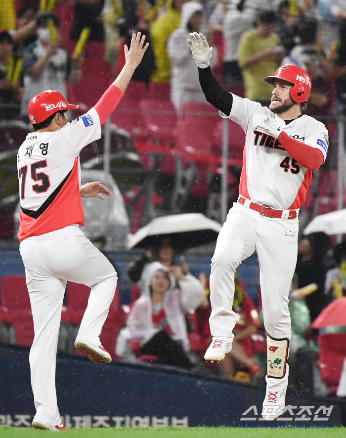 There is no justification for an investment of 2.4 billion won for second place in home runs as amazing as a miracle fall baseball