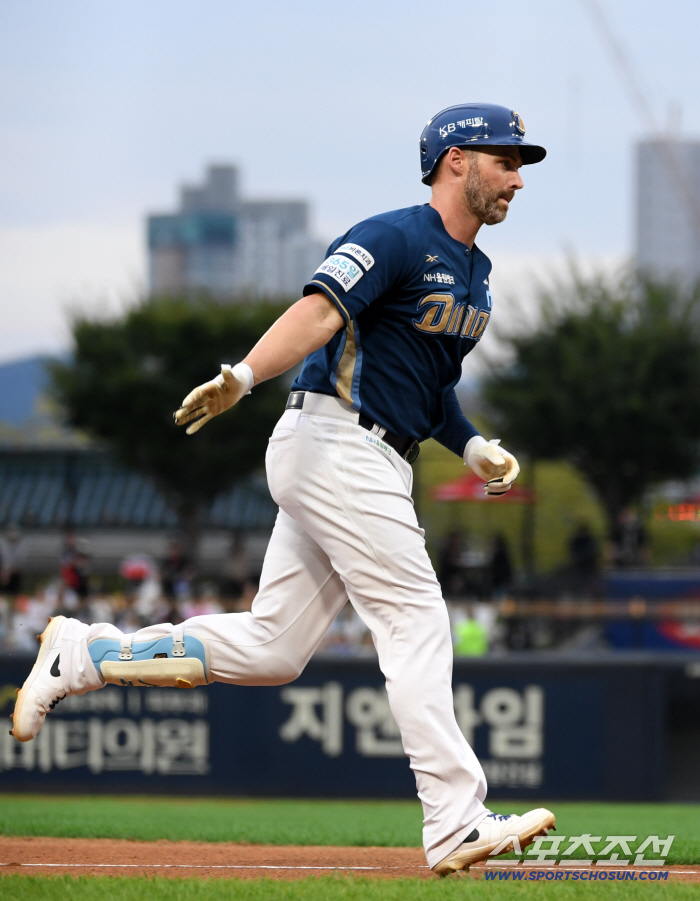 There is no justification for an investment of 2.4 billion won for second place in home runs as amazing as a miracle fall baseball