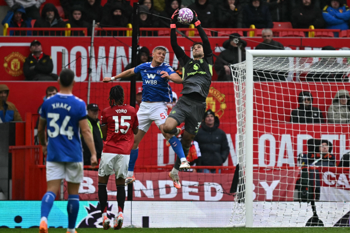 Wow, the goalkeeper catches the ball! Ramens' perfect debut, cheers from Manchester United fans, isn't Schmeichel in disguise?