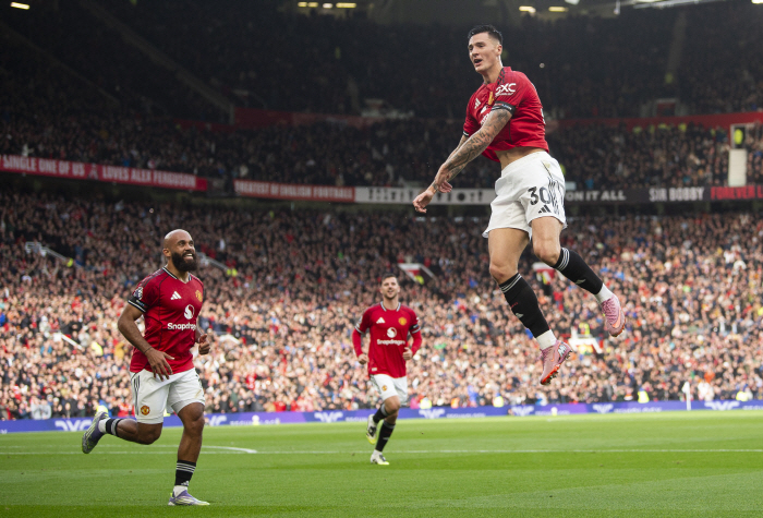 Wow, the goalkeeper catches the ball! Ramens' perfect debut, cheers from Manchester United fans, isn't Schmeichel in disguise?