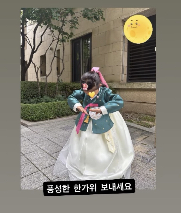Choi Ji-woo dressed her 5-year-old daughter in Hanbok and went on a Chuseok outing..'Have a good Chuseok'