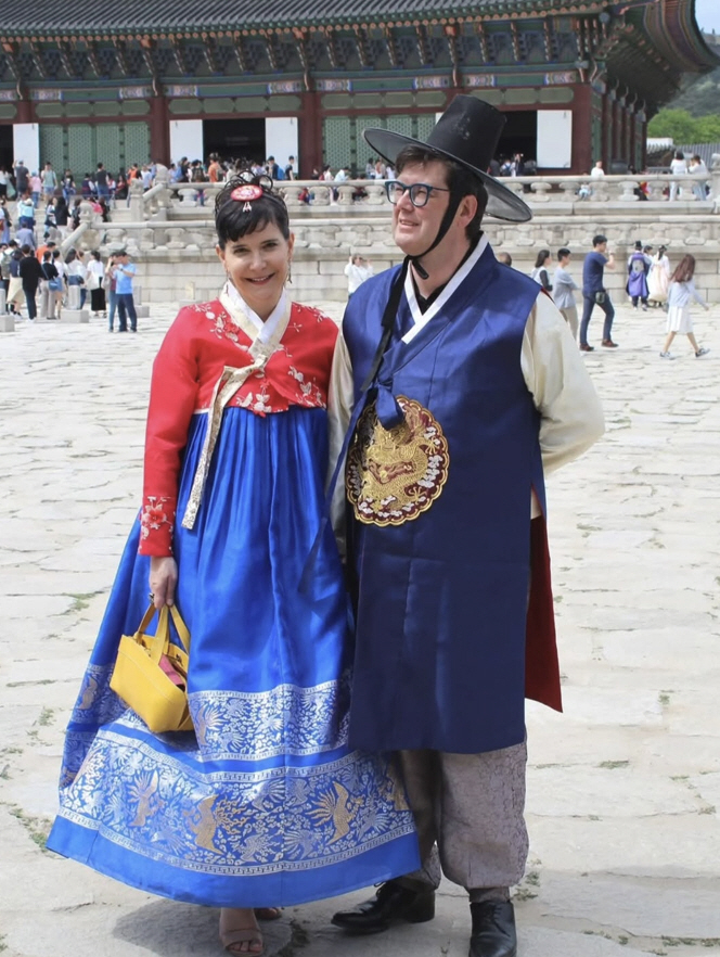 Ida City, the first generation of Korean foreigners, wears hanbok ♥ Outing at the palace with her husband, 'Wish you a happy Chuseok.'